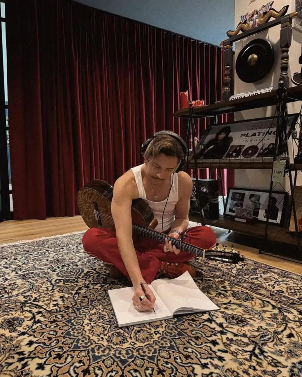 El artista compone sus propias canciones con un estilo honesto y personal
