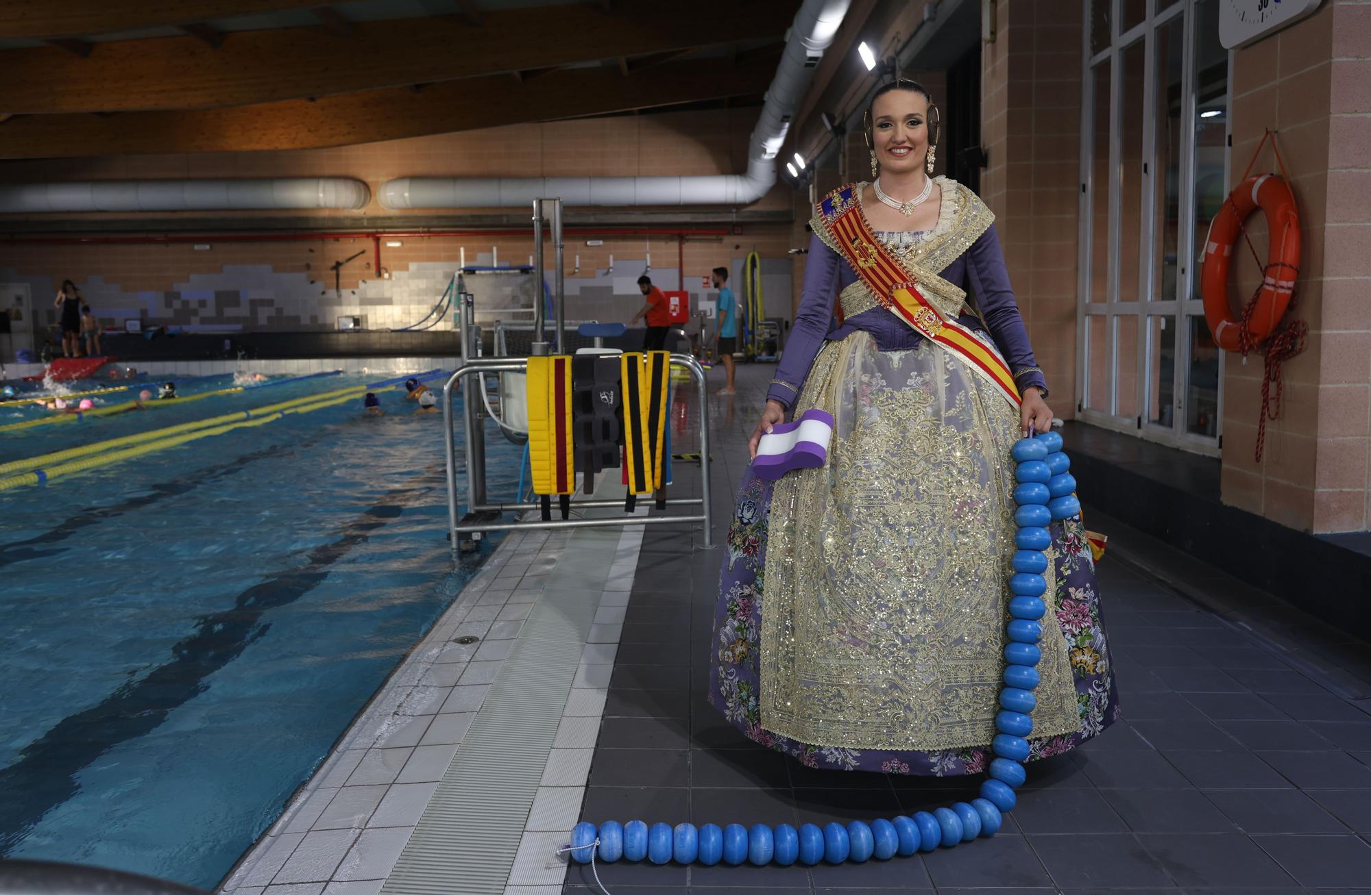 La Fallera Mayor de València, en su piscina