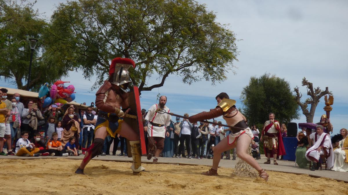 La programación de la feria incluyó la teatralización de costumbres típicas, como las luchas de gladiadores.