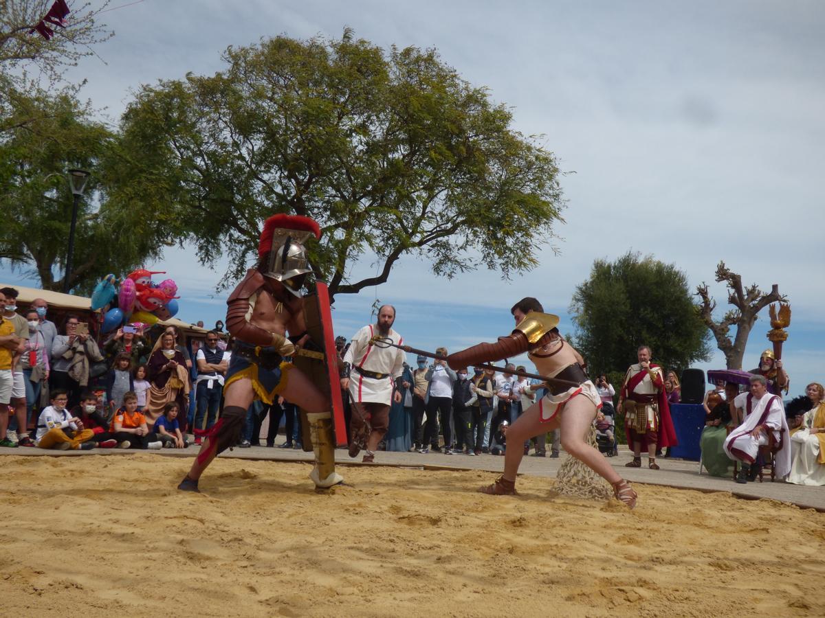La programación de la feria incluyó la teatralización de costumbres típicas, como las luchas de gladiadores.