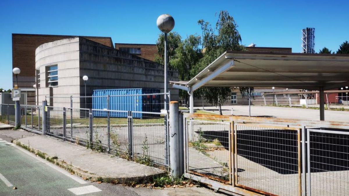 Las casetas de obra en el recinto del hospital de Verín. |   // FDV