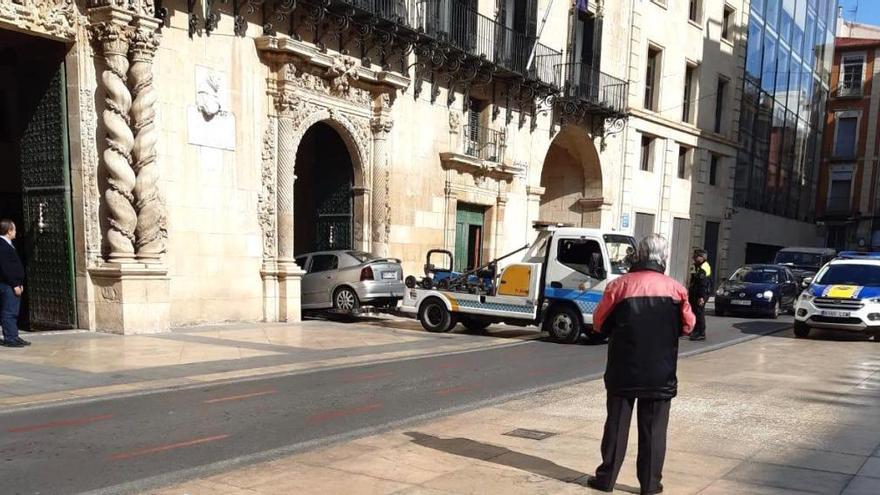 El hombre que aparcó su coche en el Ayuntamiento tendrá que pagar la grúa