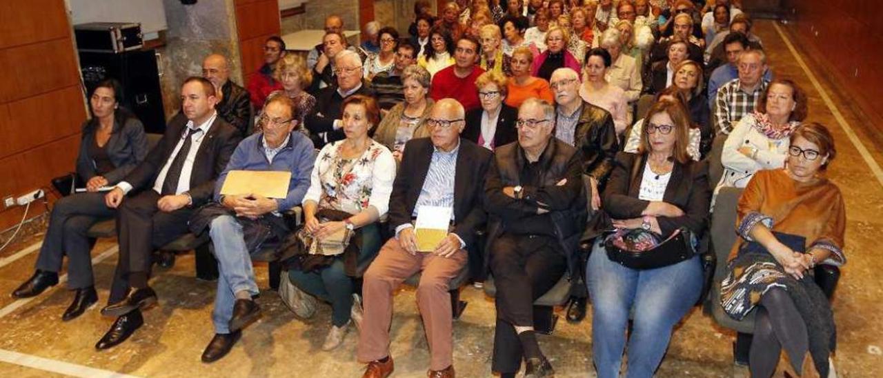 El público asistente a la charla sobre novela y más allá en el auditorio vigués del Areal. // Marta G. Brea