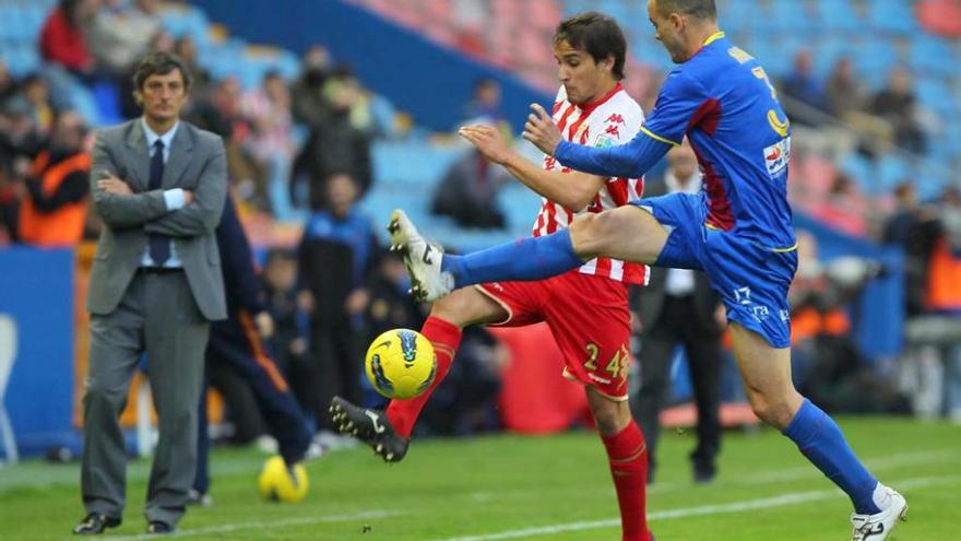 Trejo intenta controla el balón presionado por Nano, en presencia de Iñaki Tejada, en la última visita del Sporting al Ciudad de Valencia.