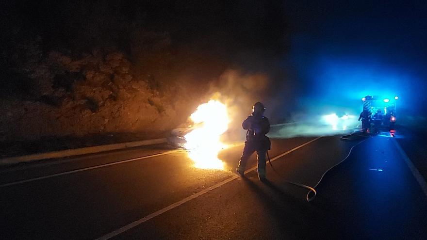 S&#039;incendia un cotxe a la C-63 a Lloret