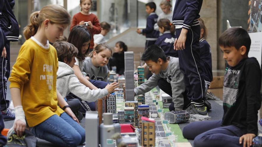 Un grup d&#039;alumnes treballant en la construcció de la maqueta