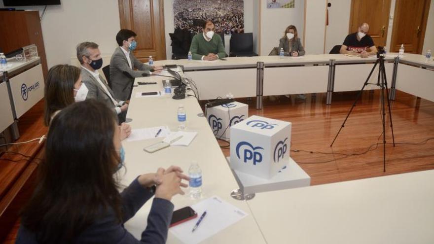 Reunión del PP con los trabajadores de Ence. |   // RAFA VÁZQUEZ