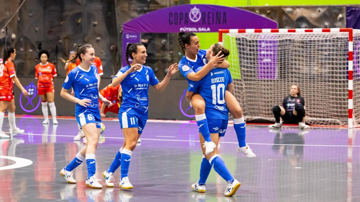 Las jugadoras del LBTL Alcantarilla celebran el segundo tanto