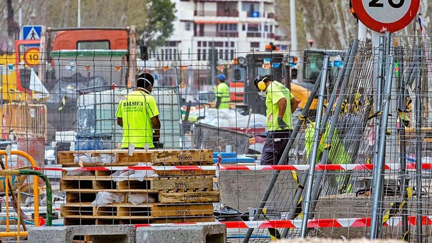 Trabajadores ayer en una obra pública en Benidorm.