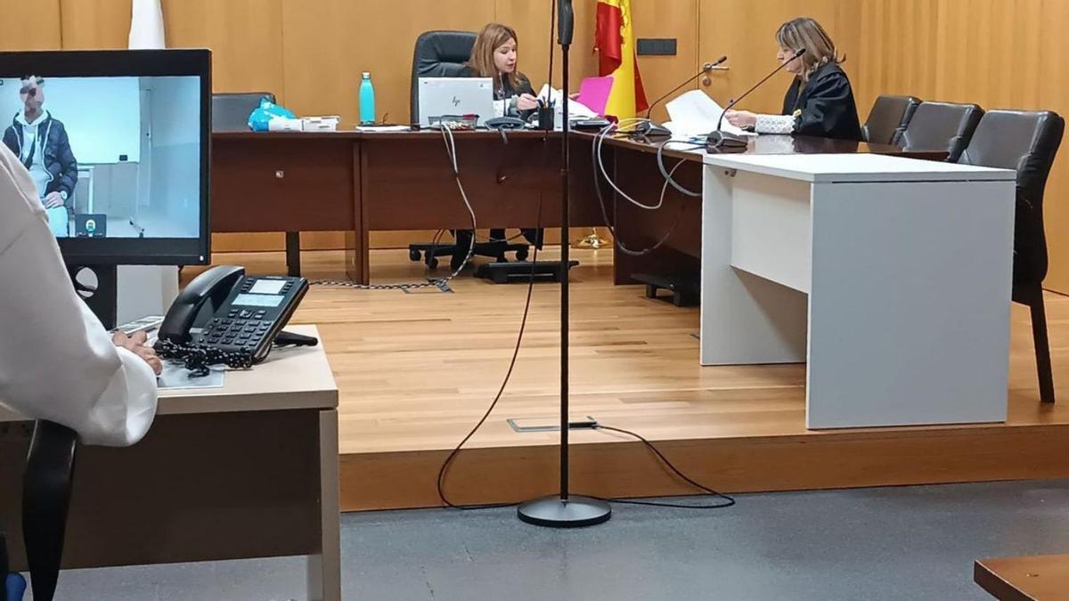 Uno de los acusados, que compareció desde prisión, admite su participación en los hechos. | FdV