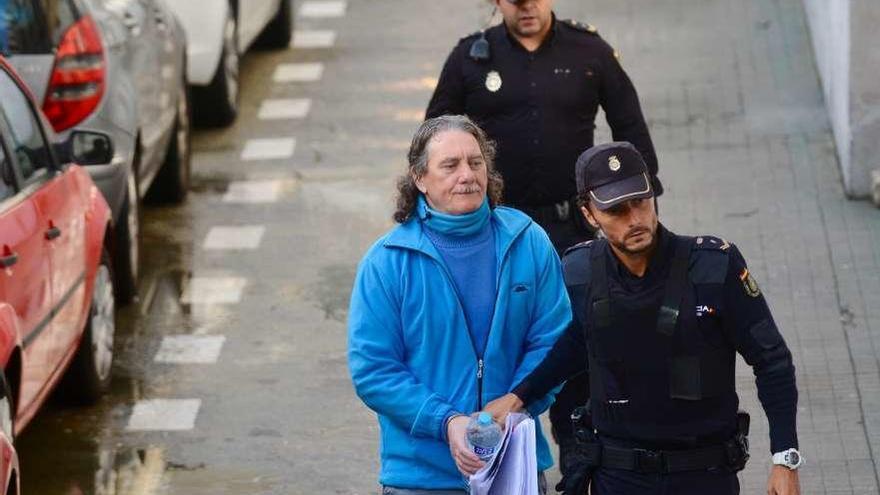 Sito Miñanco, llegando ayer a la Audiencia Provincial conducido por la Policía Nacional. // Rafa Vázquez