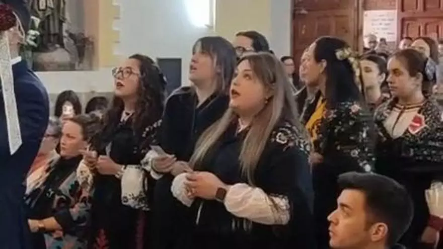 VÍDEO | Canto del ramo al Cristo de la Vera Cruz en Santa Cristina de la Polvorosa