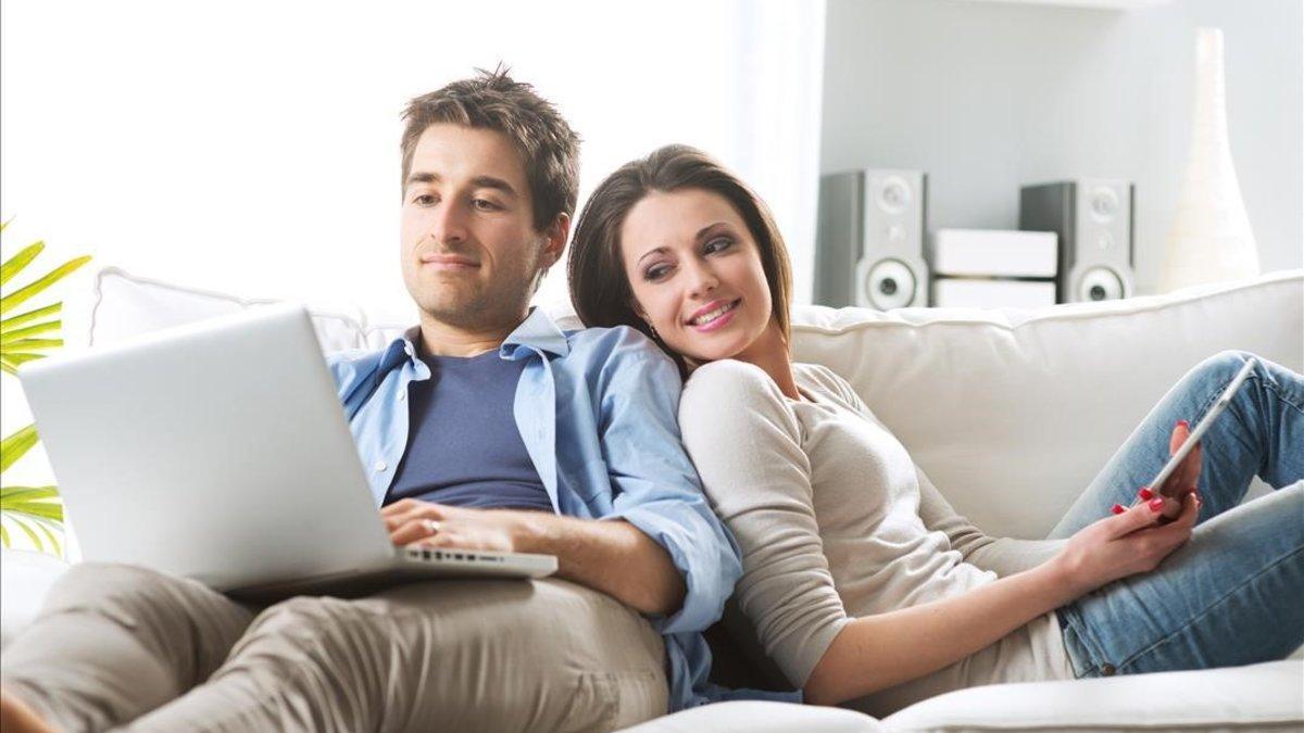 Una pareja comparte tiempo en el sofá
