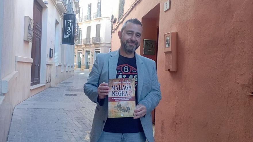 Salvador Valverde Gálvez hace unos días con su nueva entrega de ‘Málaga Negra’ en la calle Camas, donde tuvo lugar uno de los casos más famosos de la crónica de sucesos del XIX.