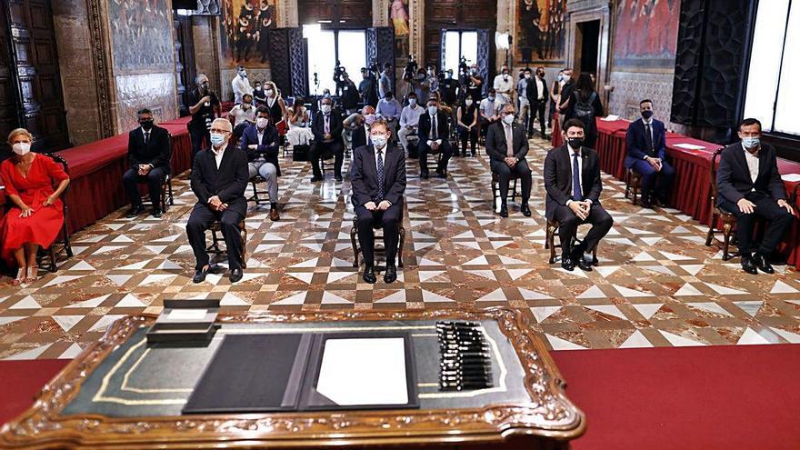 El acuerdo institucional reunió ayer en el Palau a los presidentes de la Generalitat, de las tres diputaciones y de la FVMP, junto a los alcaldes de las ciudades más pobladas.