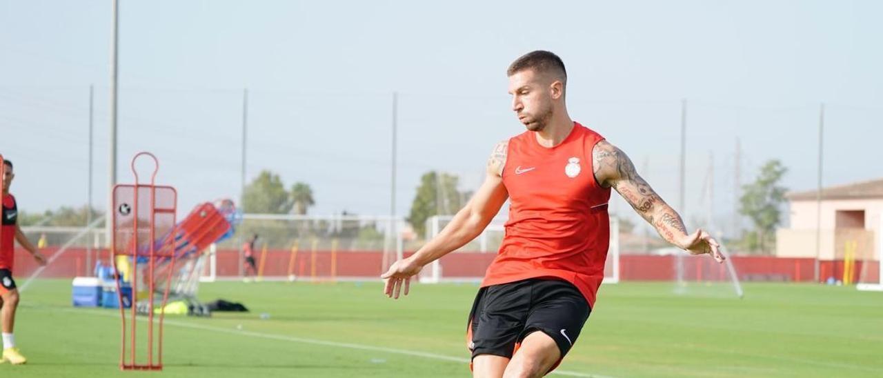 Nastasic, en su primer entrenamiento con el Mallorca.