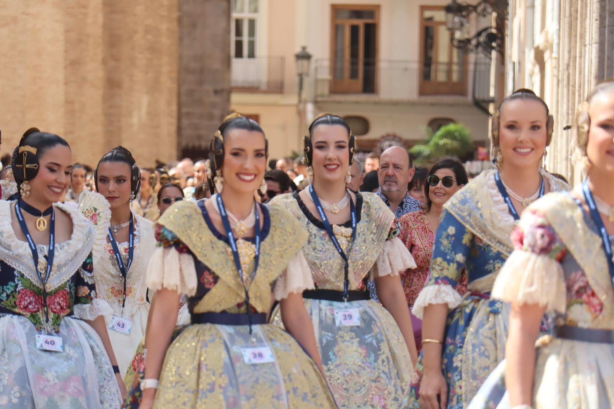 Baño de multitudes de las candidatas a Fallera Mayor de València 2025