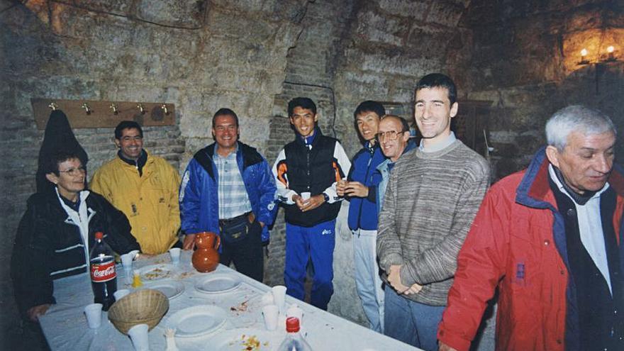 El gran marchador, en el centro, en una bodega con García Bragado y Vicente Alonso, a la derecha.