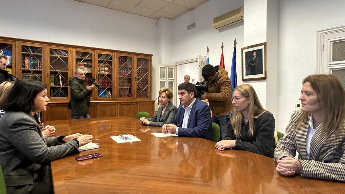 El delegado del Gobierno en Galicia, Pedro Blanco, junto a María José de Pazo y otros familiares.