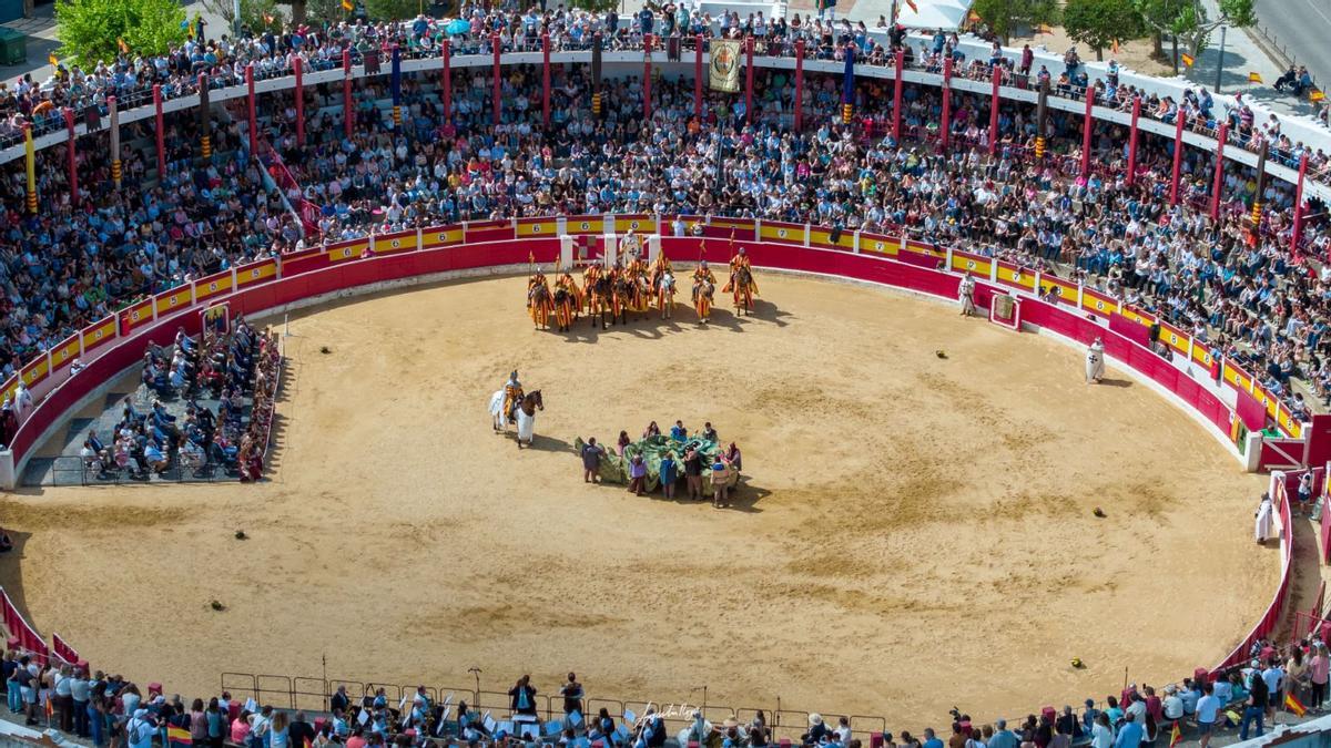 El dragón yace habatido en el medio de la plaza de toros de Alcañiz.