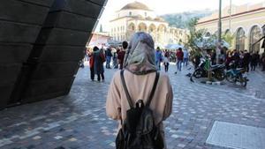 Una de las redactoras de ‘Aves Migratorias’, en la plaza de Monastiraki (Atenas).