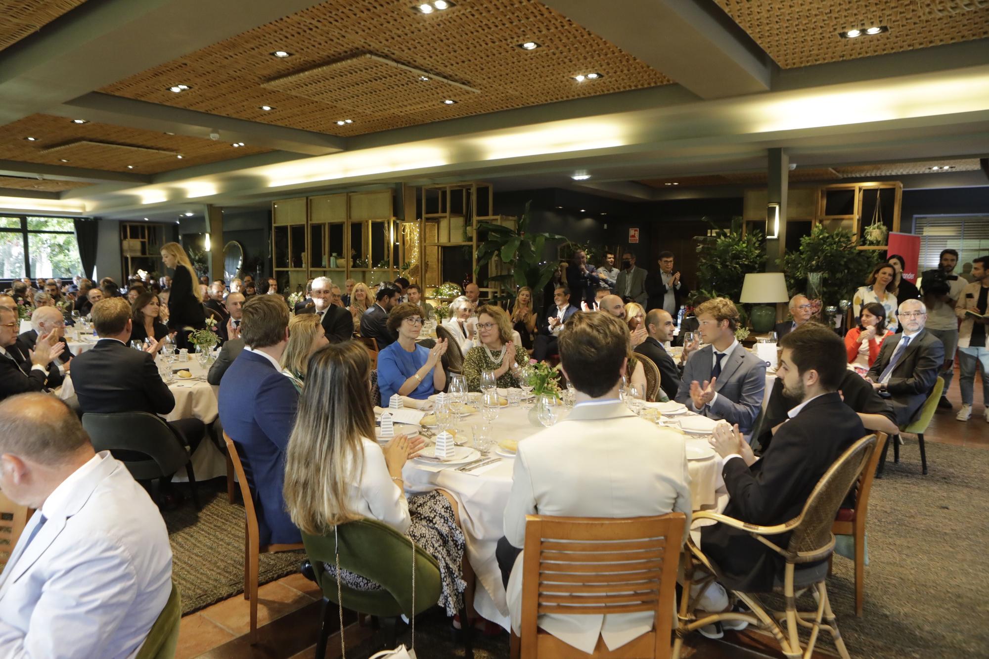 Entrega del premio "Gijonés del año" a Félix Baragaño