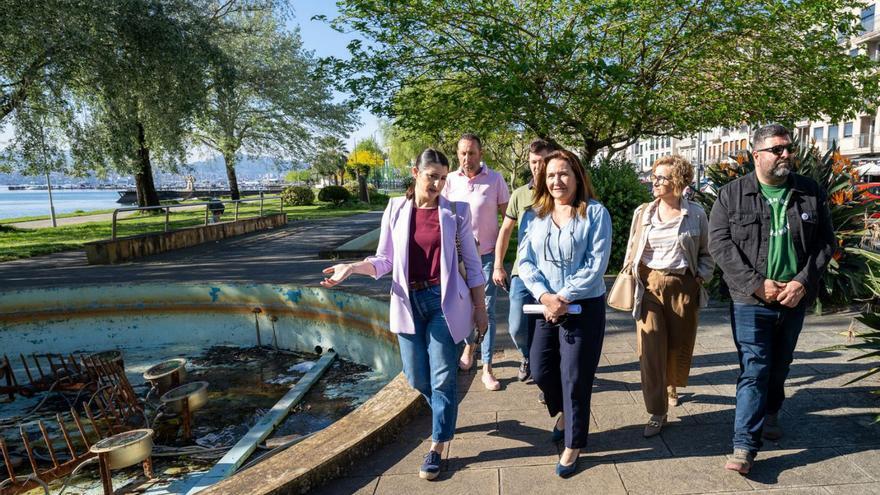 Ana Ortiz y Leticia Santos, con otros ediles de BNG y PP, ayer, ante la fuente.