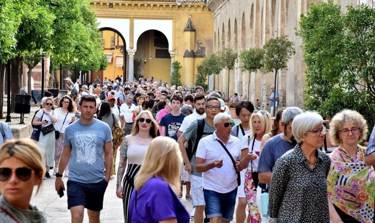 El Patio de los Naranjos de Córdoba repleto de turistas. | CÓRDOBA