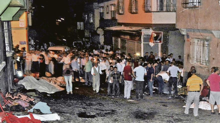 Vecinos de Gaziantep se agolpan en la calle donde fue perpetrado el atentado. // Efe