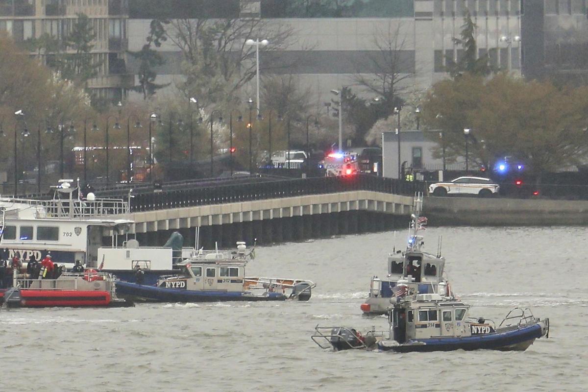 Cinco turistas catalanes y el piloto mueren al caer un helicóptero en el río Hudson de Nueva York