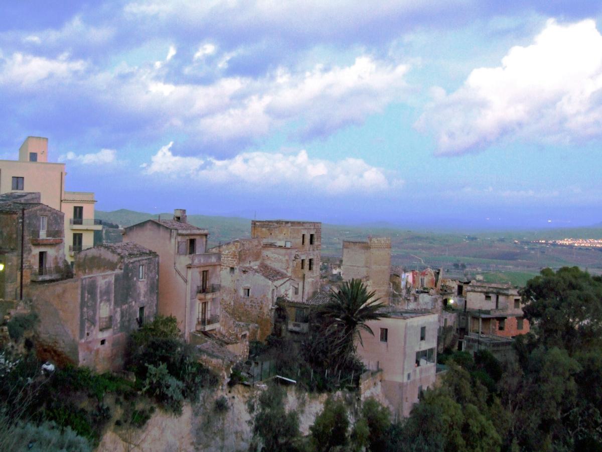Pueblo rural en Italia con edificios deteriorados y abandonados