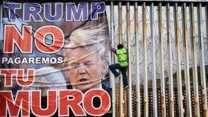 Activistas mexicanos protestan por el muro fronterizo de Donald Trump.