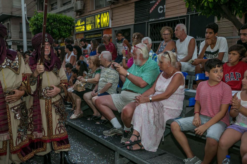 Los Benimerines abren los desfiles con un boato de más de 200 personas marcado por un espectáculo cautivador y las danzas salvajes