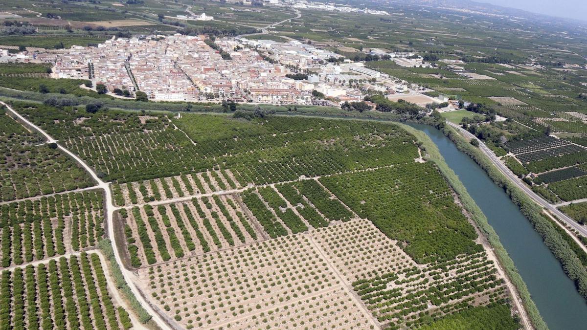 Vista aérea del núcleo urbano de Albalat de la Ribera, rodeado por el cauce del Xúquer. | V. M. P.