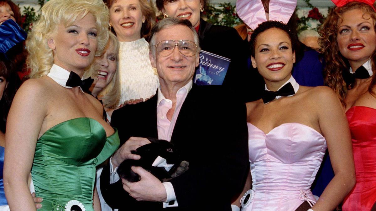 Hugh Hefner con sus famosas conejitas, en 1998