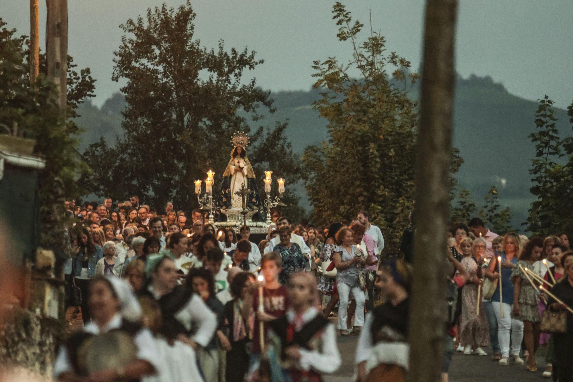 Así fue la procesión de la virgen del Otero que iluminó la noche de Pola de Laviana