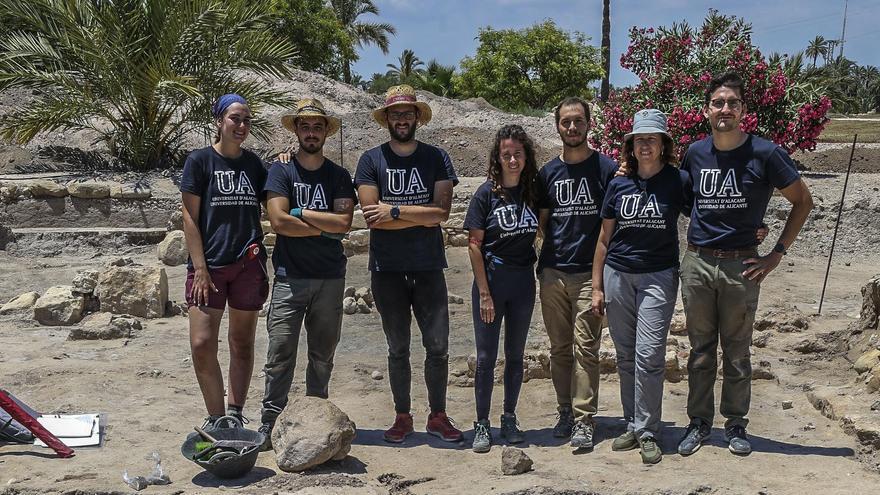 Equipo de arqueólogos de la UA que ha trabajado en el proyecto.