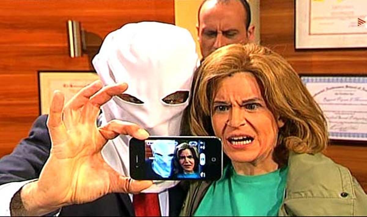 Ada Colau (Agnès Busquets) con Gallardón encapuchado (TV-3).