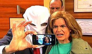 Ada Colau (Agnès Busquets) amb Gallardón encaputxat (TV-3).