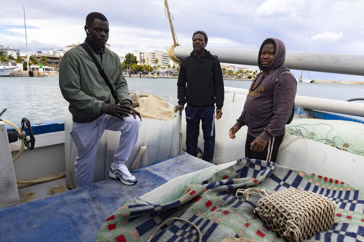 Gora, Ibrahima y  Ousman, tres pescadores de origen senegalés que trabajan en la cofradía de Gandia.