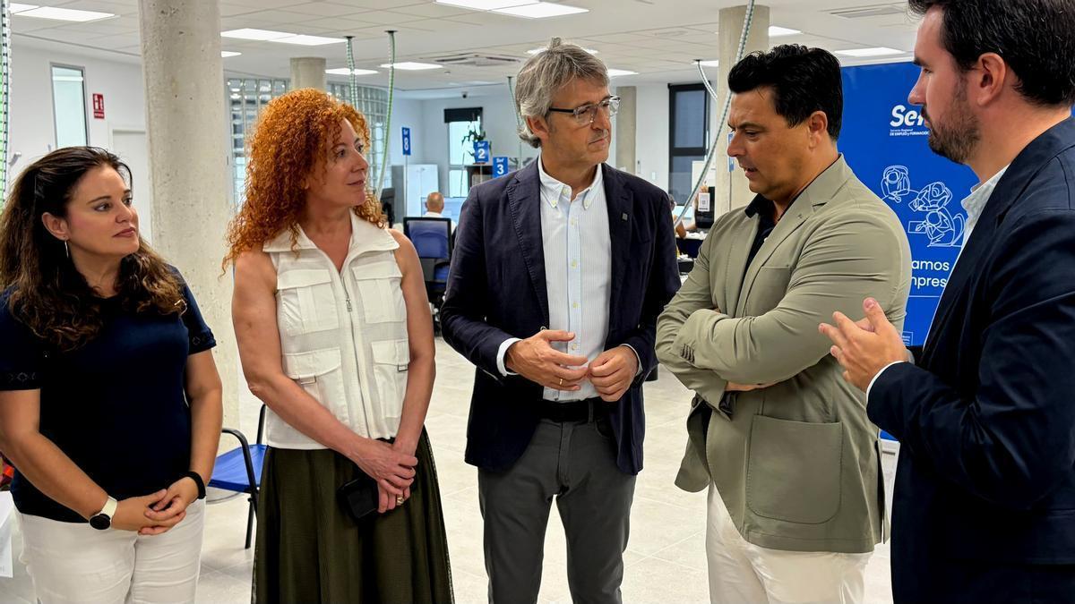 Un momento de la visita del consejero de Empresa, Empleo y Economía Social, Luis Alberto Marín, a la oficina del SEF en San Javier.
