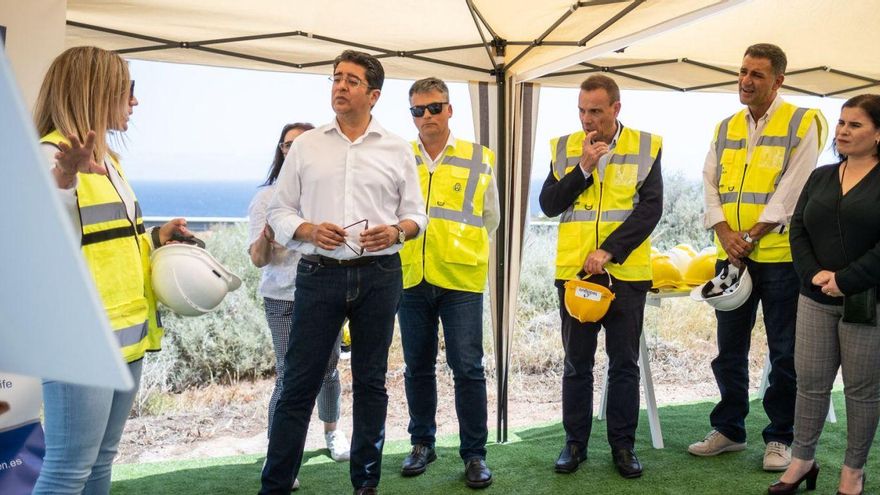 Pedro Martín y Mari Brito con técnicos de la empresa que realiza los trabajos en la tubería de Balten al paso por el barranco de Tapia, en Candelaria. | | ANDRÉS GUTIÉRREZ