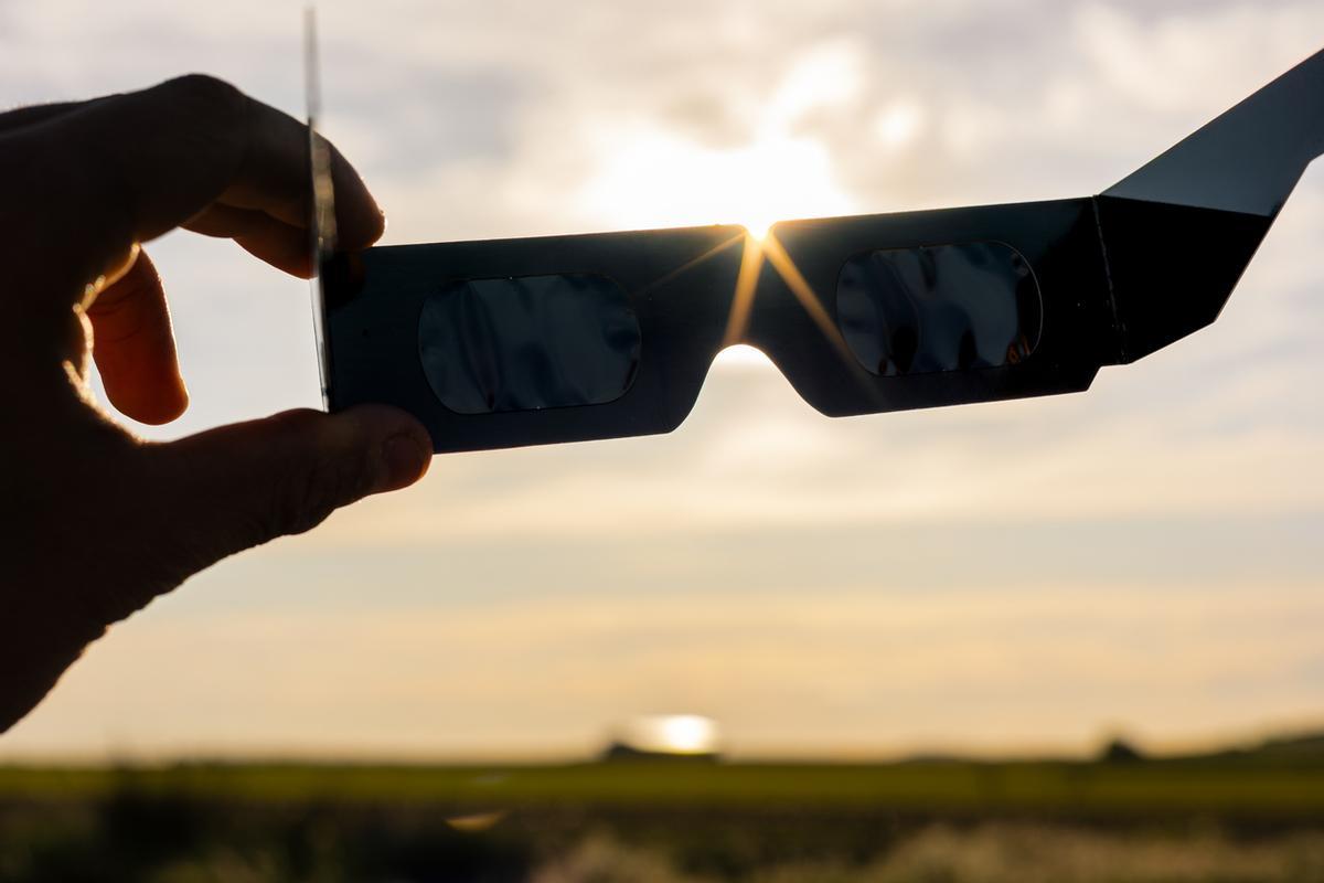 Lo más importante: usa unas gafas certificadas para verlo.