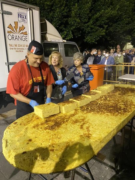 Cocinan una tortilla gigante por las fiestas patronales de Enguera