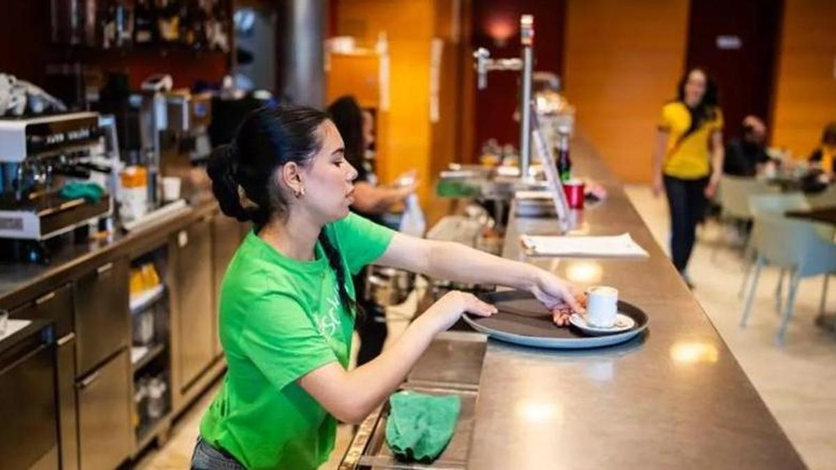 Más de 16.000 gallegos combinan su nómina con un negocio propio ante el alza de precios