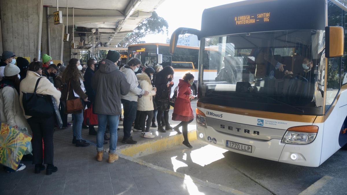 Pasajeros ayer en la estación de autobuses de Pontevedra.