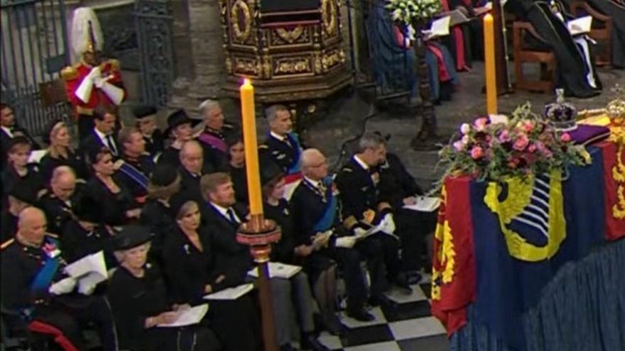 Felipe VI, la Reina Letizia y los reyes eméritos, en el funeral de Isabel II.