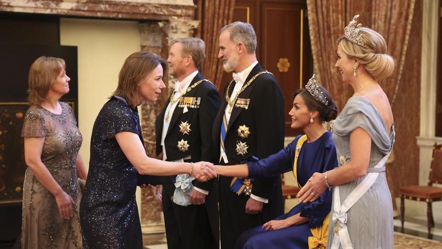 El motivo por el que la reina Letizia ha estado sentada durante el besamanos en Holanda