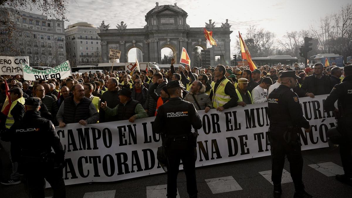 Agricultores concentrados en la Puerta de Alcalá (Madrid).