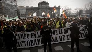 Agricultores concentrados en la Puerta de Alcalá (Madrid).